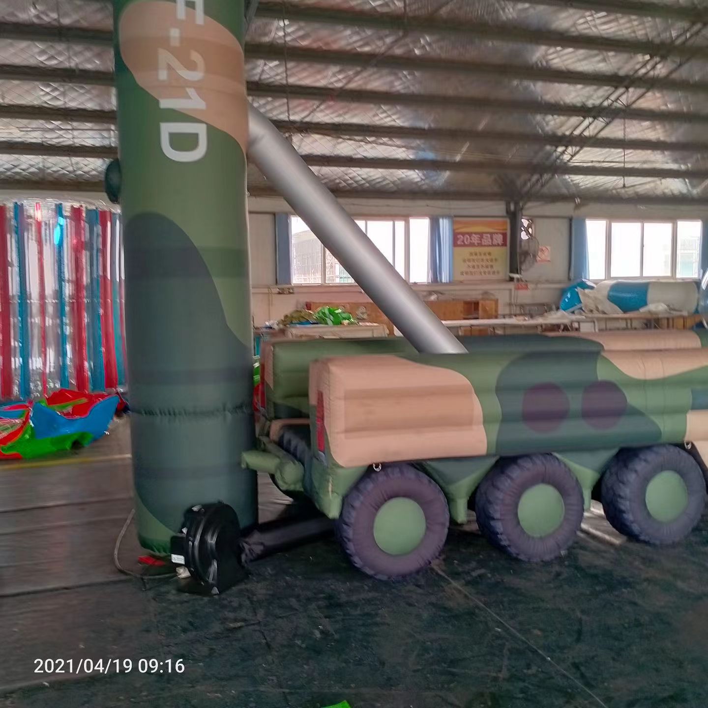 襄城军事演习中的充气目标车辆：模拟发射车雷达车坦克飞机